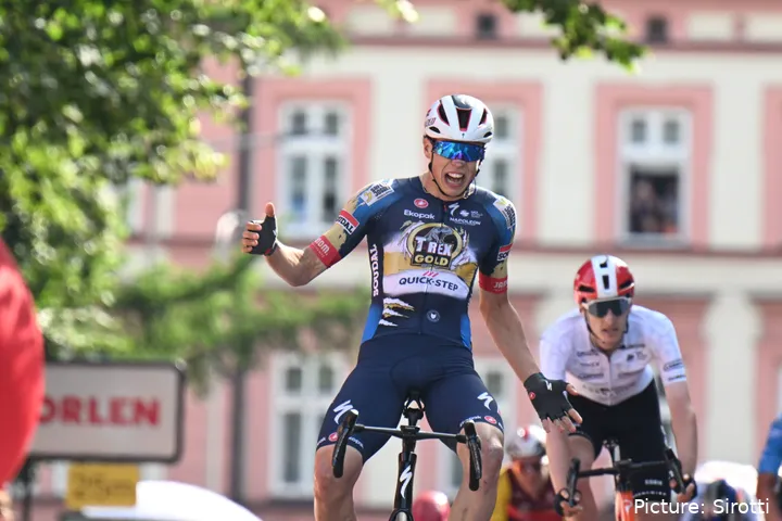 Paul Magnier, celebrando una victoria en la Vuelta a Polonia 2025