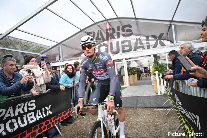 Mathieu van der Poel, antes de la salida de la París-Roubaix