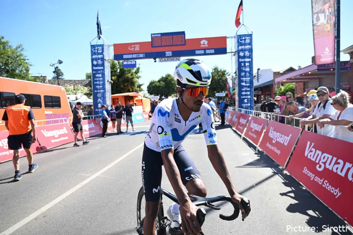 Natnael Tesfatsion, Movistar Team, en la etapa 1 del Tour Down Under 2026
