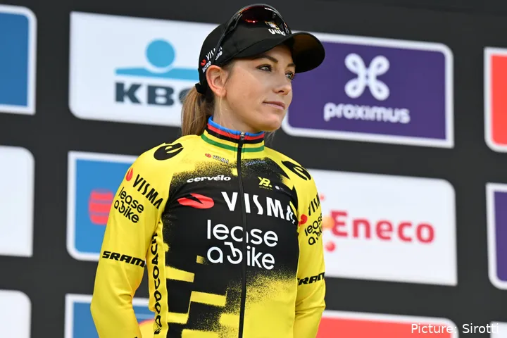 Pauline Ferrand-Prévot, con una gorra, las gafas de sol por encima y el maillot del Visma | Lease a Bike