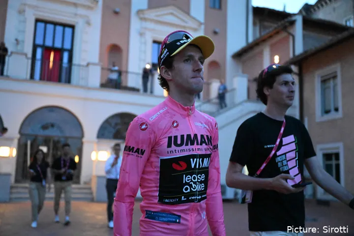 Simon Yates, con la maglia rosa de líder del Giro