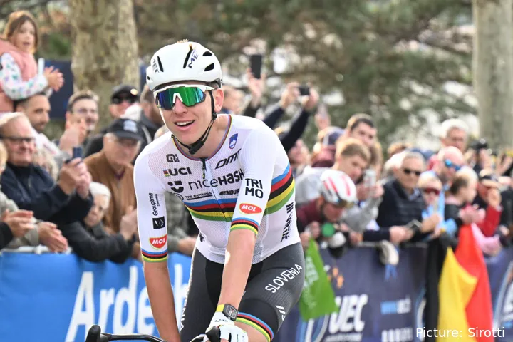 Tadej Pogacar, en plena carrera con el maillot de campeón del mundo