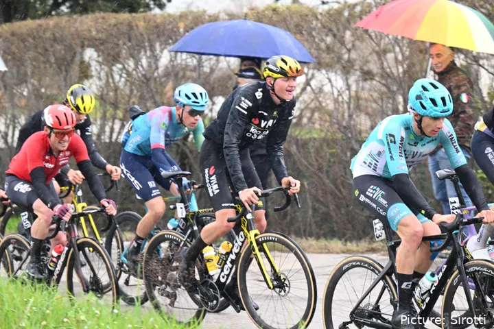 Tim Rex compite para Visma - Lease a Bike con ropa de lluvia