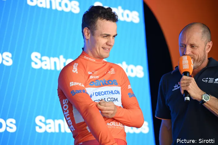 Tobias Lund Andresen, con el maillot ocre del Tour Down Under