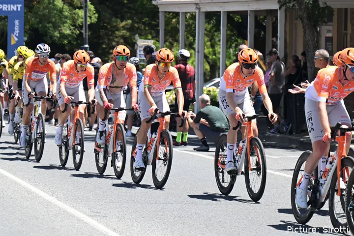El INEOS Grenadiers, agrupado en el pelotón