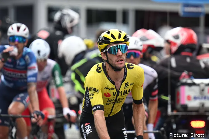 Simon Yates, en una carrera con el Team Visma | Lease a Bike