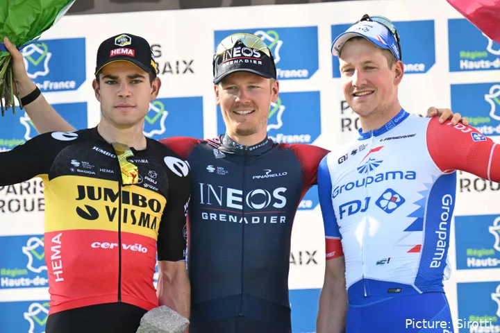 Podio de la París-Roubaix 2022 con Wout van Aert, Dylan van Baarle y Stefan Küng
