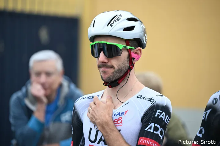 Adam Yates, ciclista de UAE Team Emirates XRG