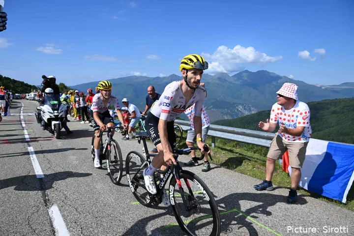 Adam Yates, en plena ascensión ayudando a un compañero de equipo