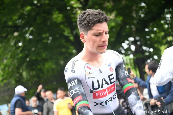 Almeida, sin casco, concentrado antes de una carrera