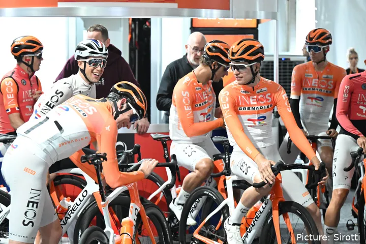 Miembros del INEOS Grenadiers, tranquilos y riendo antes de una carrera