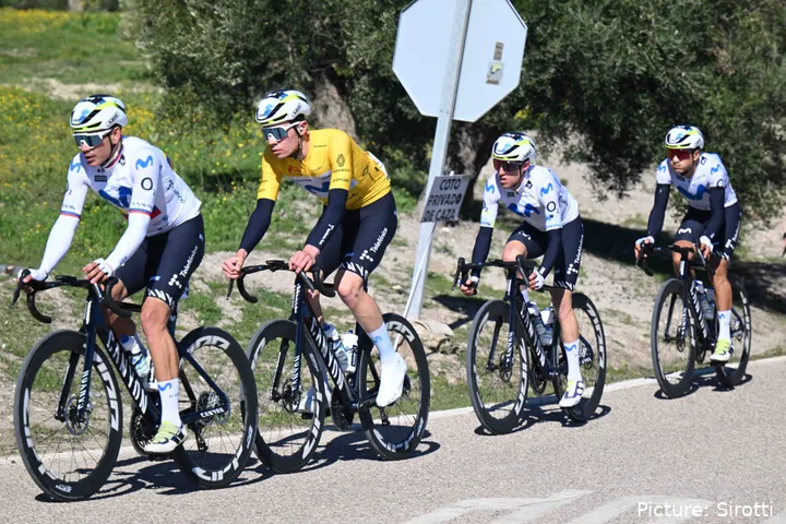Movistar Team, defendiendo el maillot amarillo de Iván Romeo en la Vuelta a Andalucía.