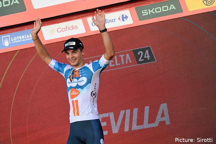 Pavel Bittner en el podio tras ganar la etapa 5 de la Vuelta a España 2024