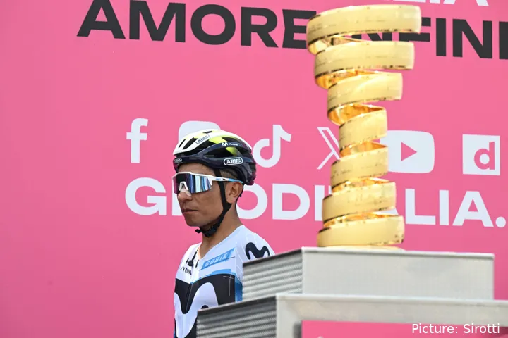Nairo Quintana pasa junto al trofeo del Giro de Italia con el maillot del Movistar Team