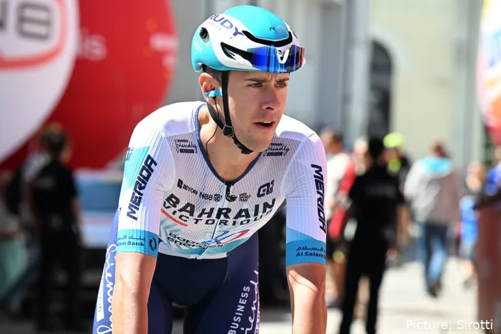 Antonio Tiberi, en plena acción con Bahrain Victorious.