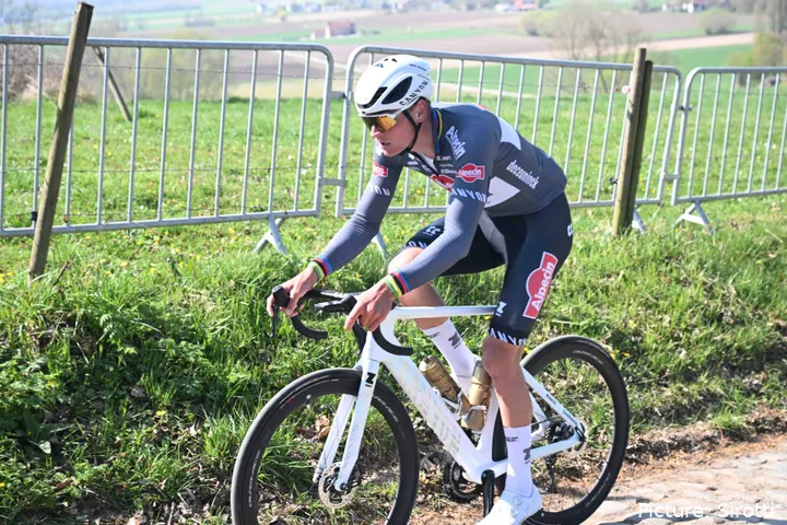 Mathieu van der Poel, en plena acción con Alpecin-Premier Tech.