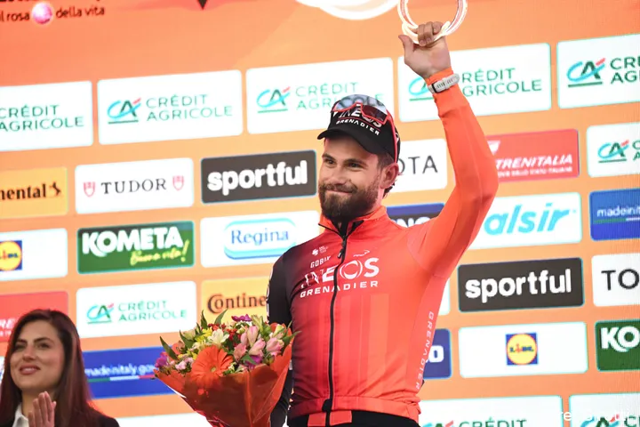 Filippo Ganna en el podio de  Milán-San Remo 2025