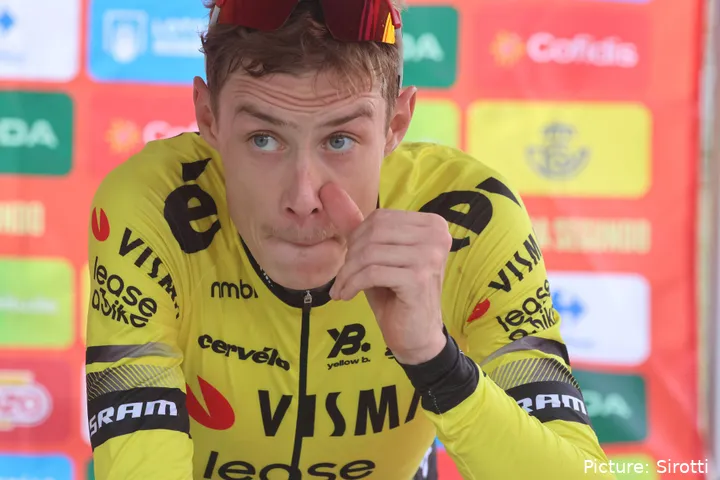 Vingegaard, haciendo rodillo con el maillot del Team Visma | Lease a Bike