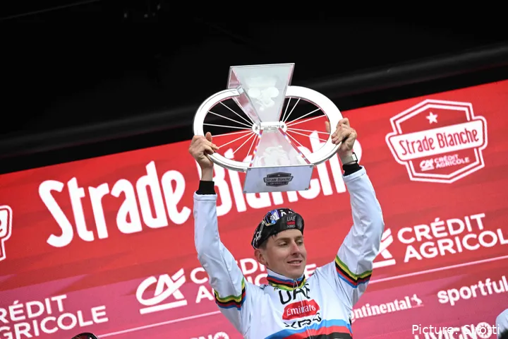 Pogacar, en el podio con el trofeo de la Strade Bianche