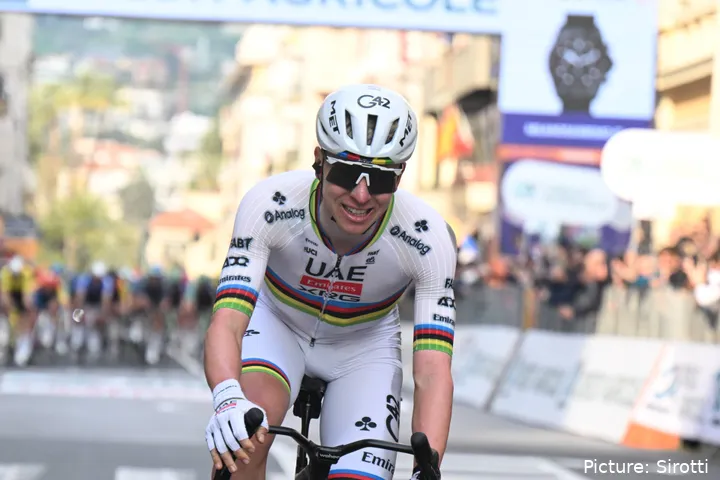 Tadej Pogacar cruza la línea en la Milano-Sanremo 2026