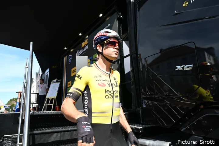 Van Aert, antes de la salida de una carrera con el Team Visma | Lease a Bike