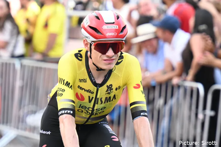 Vingegaard, haciendo una mueca con el maillot del Team Visma | Lease a Bike
