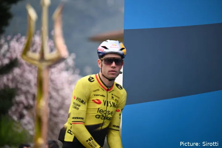 Van Aert antes de la etapa 2 de la Tirreno–Adriático 2026