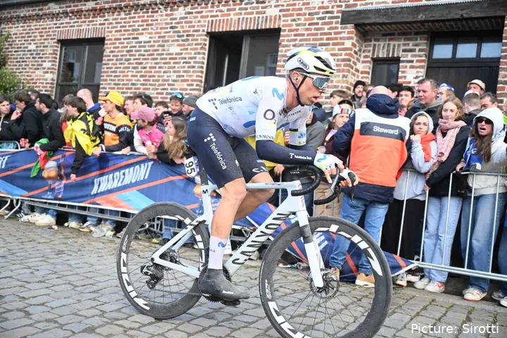 Movistar Team, de paseo por Flandes.