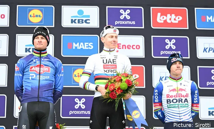 Mathieu van der Poel, Tadej Pogacar y Remco Evenepoel en el podio del Tour de Flandes 2026.
