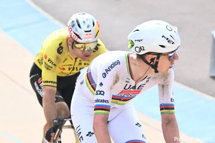 Wout Van Aert y Tadej Pogacar en la París-Roubaix 2026