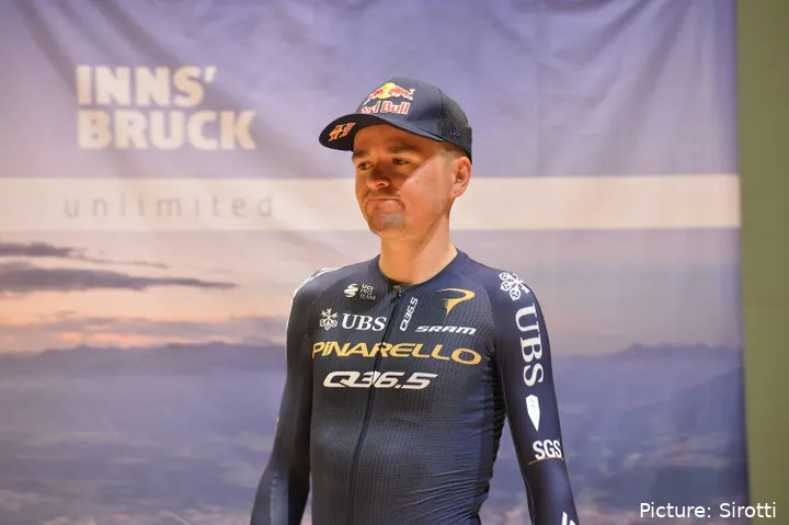 Tom Pidcock en la rueda de prensa previa al Tour of the Alps 2026