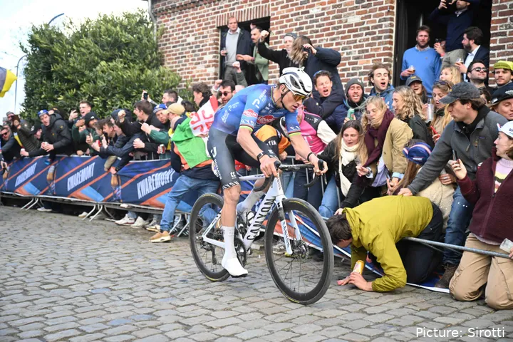 Mathieu van der Poel, en el Tour de Flandes 2026