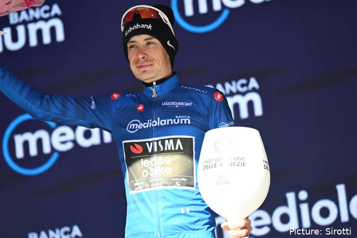 Jonas Vingegaard, con la maglia azzurra del Giro de Italia 2026.
