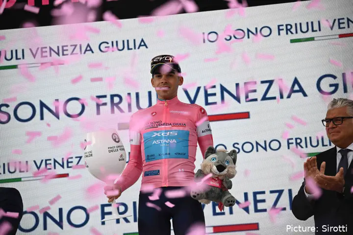 Guillermo Thomas Silva con el maillot rosa en el Giro de Italia 2026
