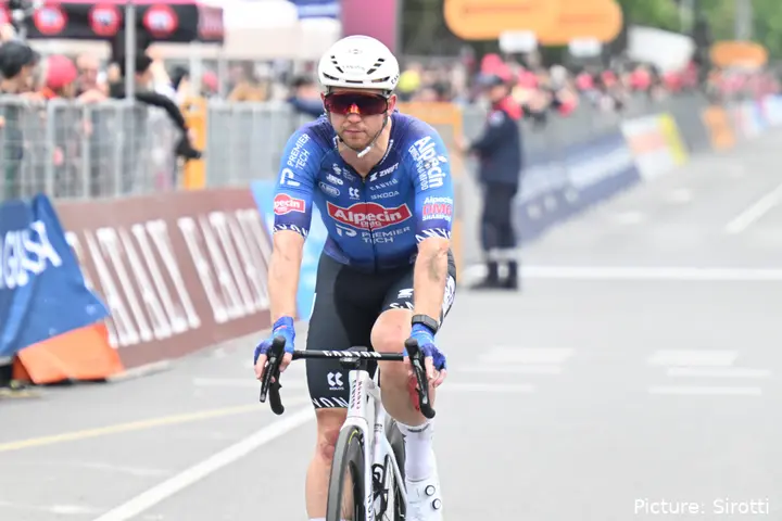 Kaden Groves cruza la meta en la etapa 1 del Giro d'Italia 2026