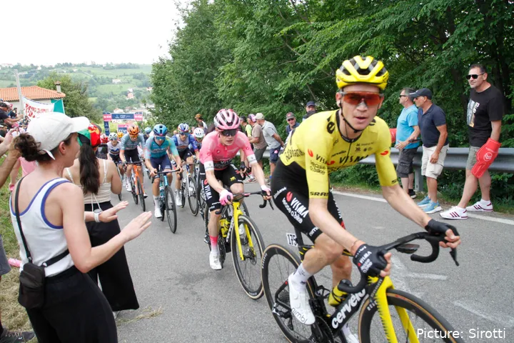 Sepp Kuss rueda por delante de Jonas Vingegaard en el Giro d’Italia