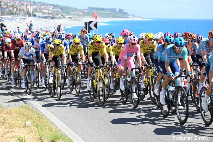 El pelotón durante la etapa 4 del Giro d'Italia 2026