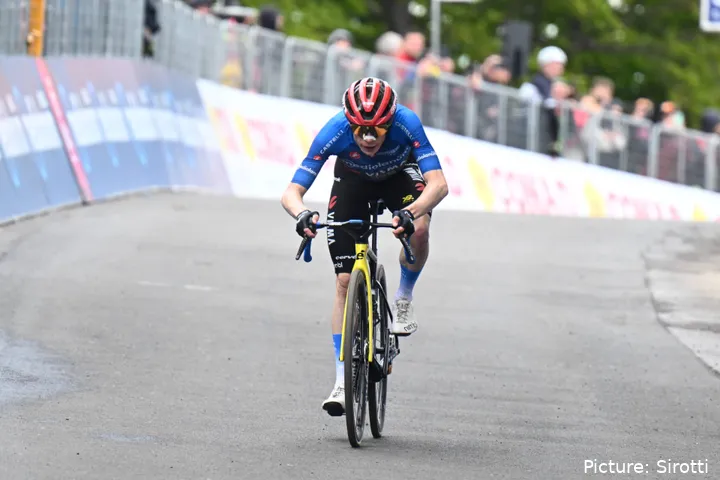 Jonas Vingegaard, estrella de Visma - Lease a Bike con la maglia azzurra del Giro.