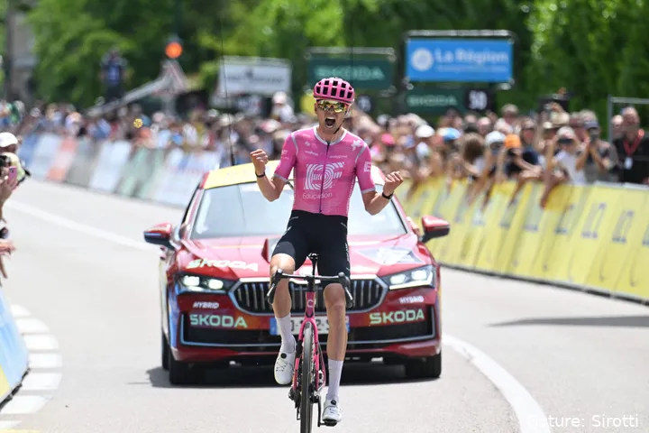 Alex Baudin cruza la meta en la etapa 1 del Tour Auvergne-Rhône-Alpes 2026