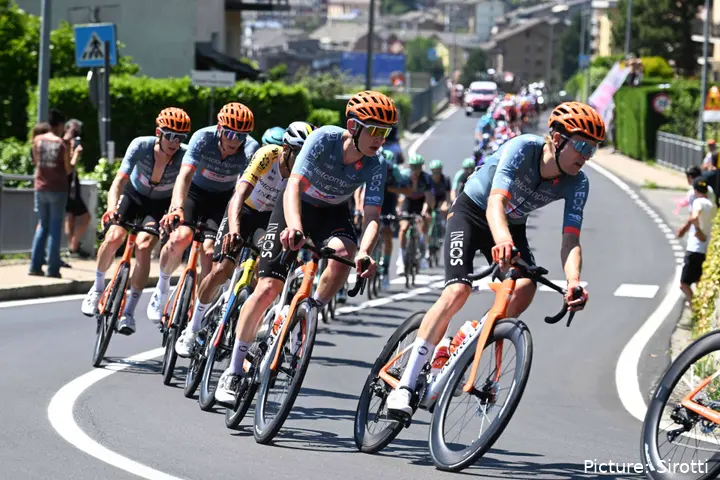 Netcompany INEOS en acción en la etapa 14 del Giro de Italia 2026