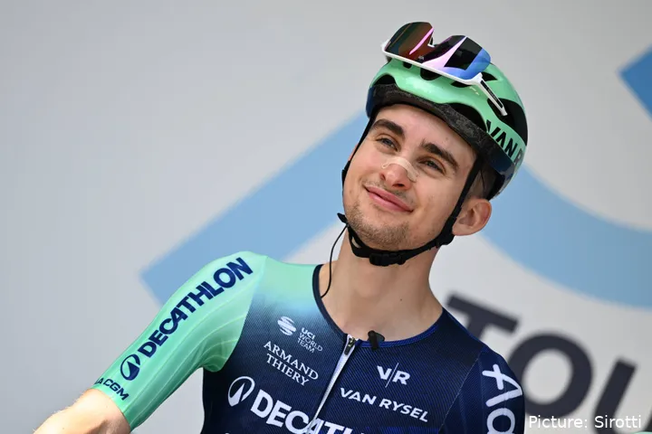 Paul Seixas antes de la etapa 1 del Tour Auvergne-Rhône-Alpes 2026