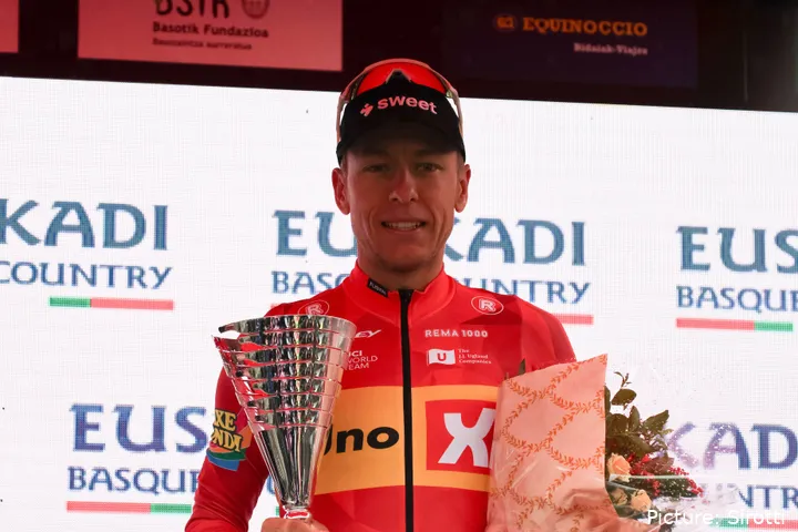 Tobias Johannessen en el podio de Itzulia Basque Country 2026