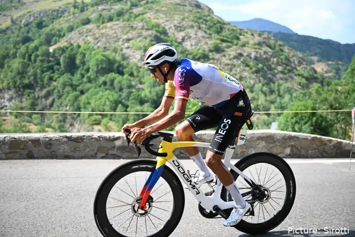 Egan Bernal en acción durante la Etapa 6 del Tour de Francia 2026