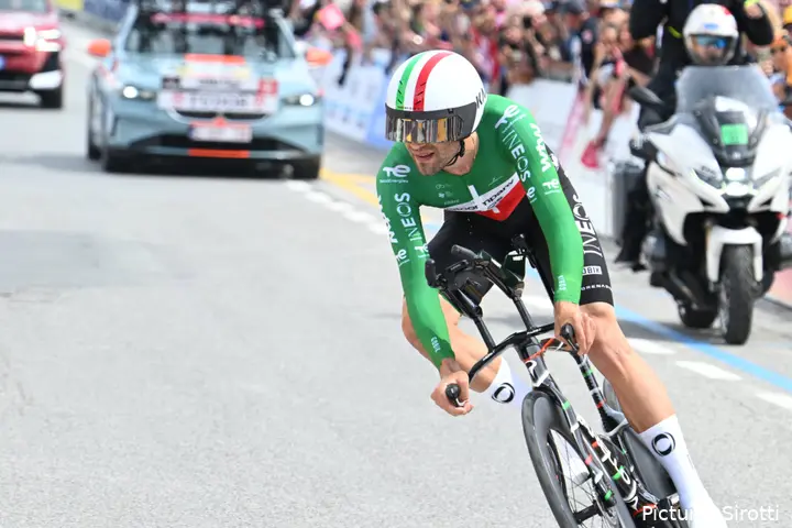 Filippo Ganna en su bicicleta de contrarreloj