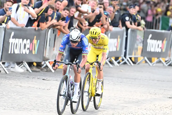 Mathieu van der Poel batió a Tadej Pogacar y a los velocistas en París