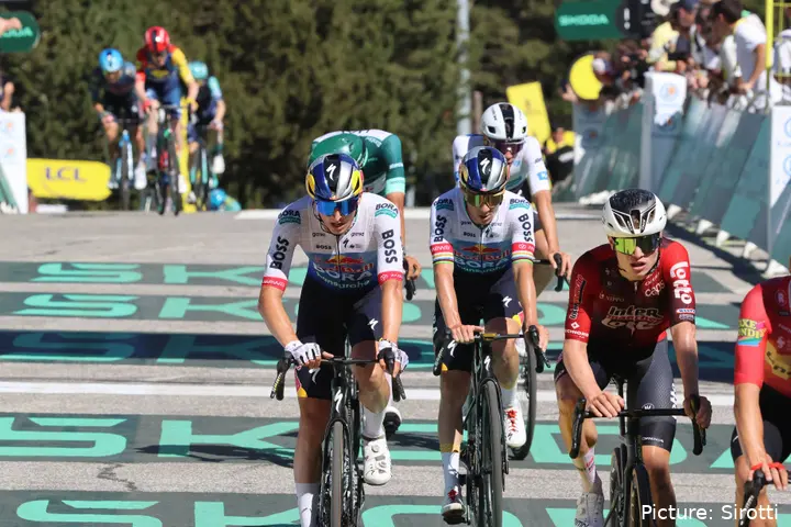 Remco Evenepoel y Florian Lipowitz cruzan la meta juntos en el Tour de France 2026