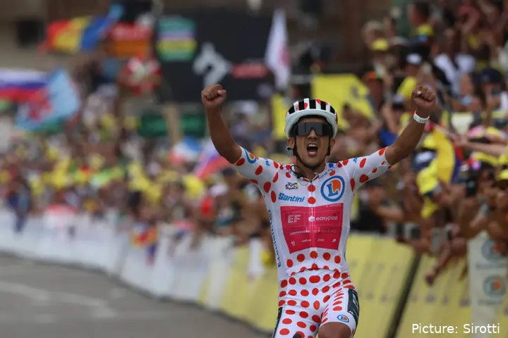 Richard Carapaz celebra la etapa 20 del Tour de Francia 2026.