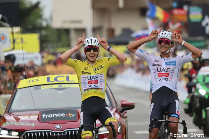 Tadej Pogacar e Isaac del Toro celebra en Alpe d'Huez el podio en el Tour de Francia.