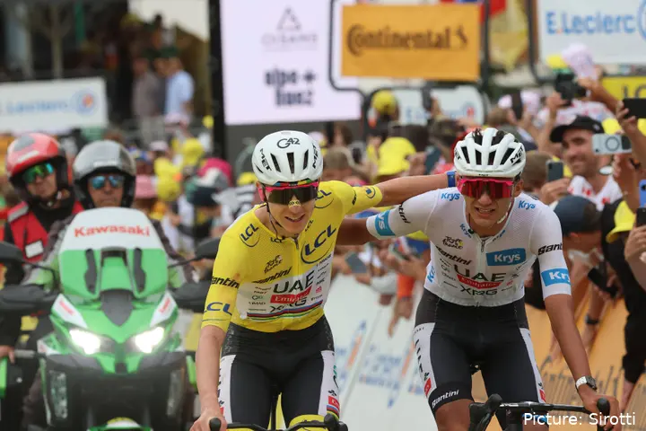 Tadej Pogacar e Isaac del Toro celebra en Alpe d'Huez el podio en el Tour de Francia.