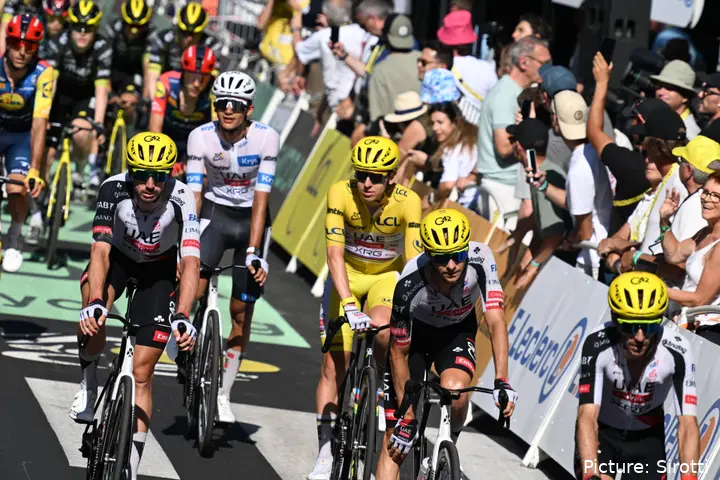 Tadej Pogacar con el maillot amarillo del Tour de Francia 2026.
